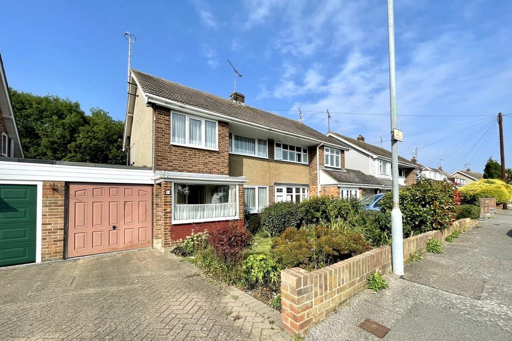 Merryfields Avenue, Hockley 3 bed semi-detached house - £375,000