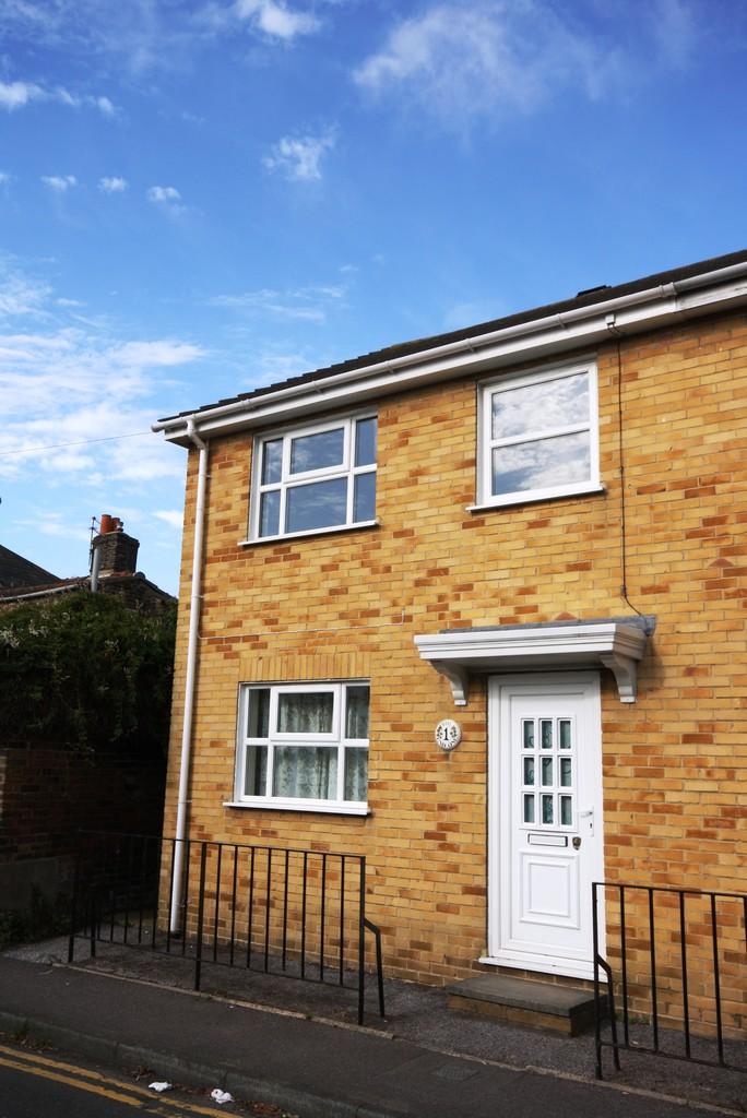 Robert Street, Deal 2 bed end of terrace house £875 pcm (£202 pw)