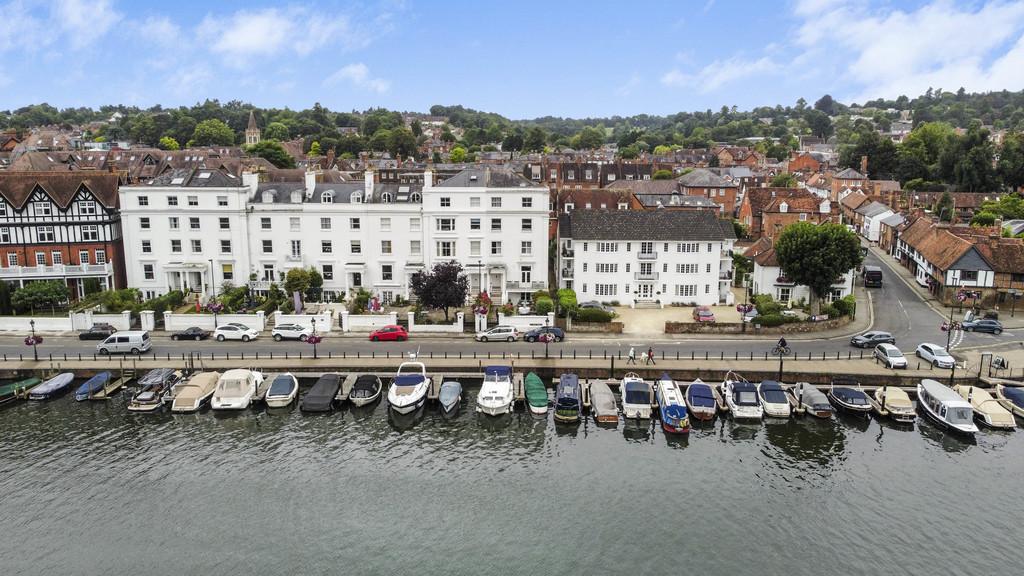 River Terrace, HenleyonThames, RG9 1BG 1 bed apartment £1,300 pcm