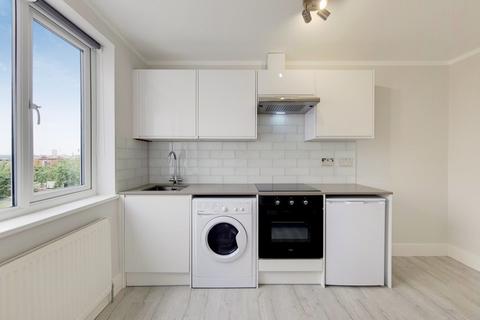 Studio to rent, The Drive, London