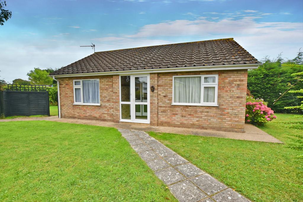 Burnt Hills, Cromer 2 bed detached bungalow £895 pcm (£207 pw)