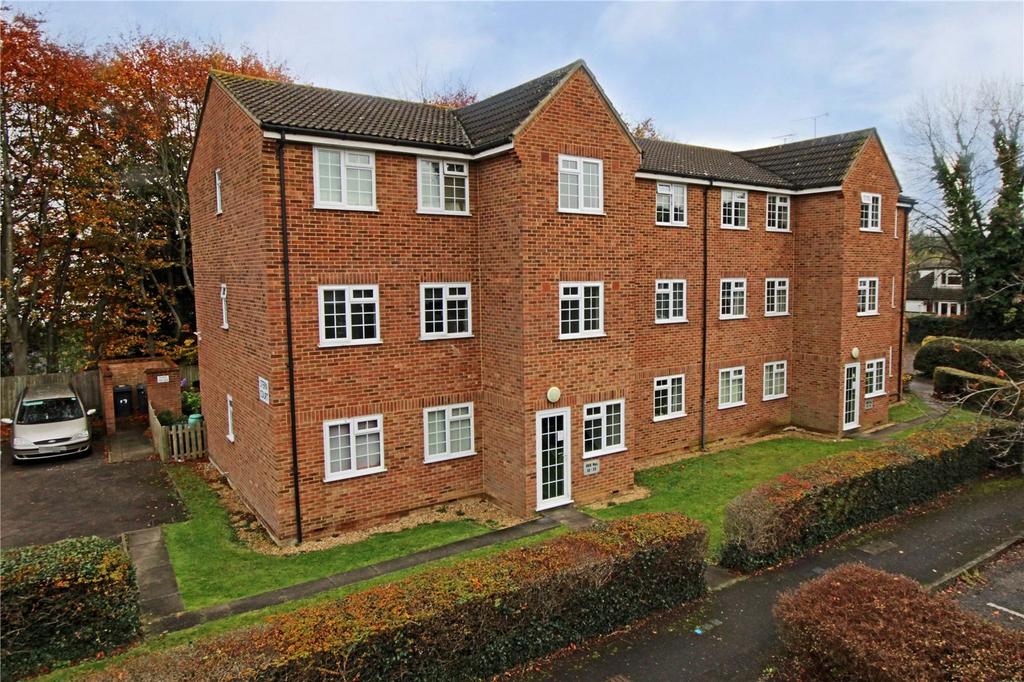 Stern Court, Chertsey, Surrey, KT16 1 bed flat £950 pcm (£219 pw)