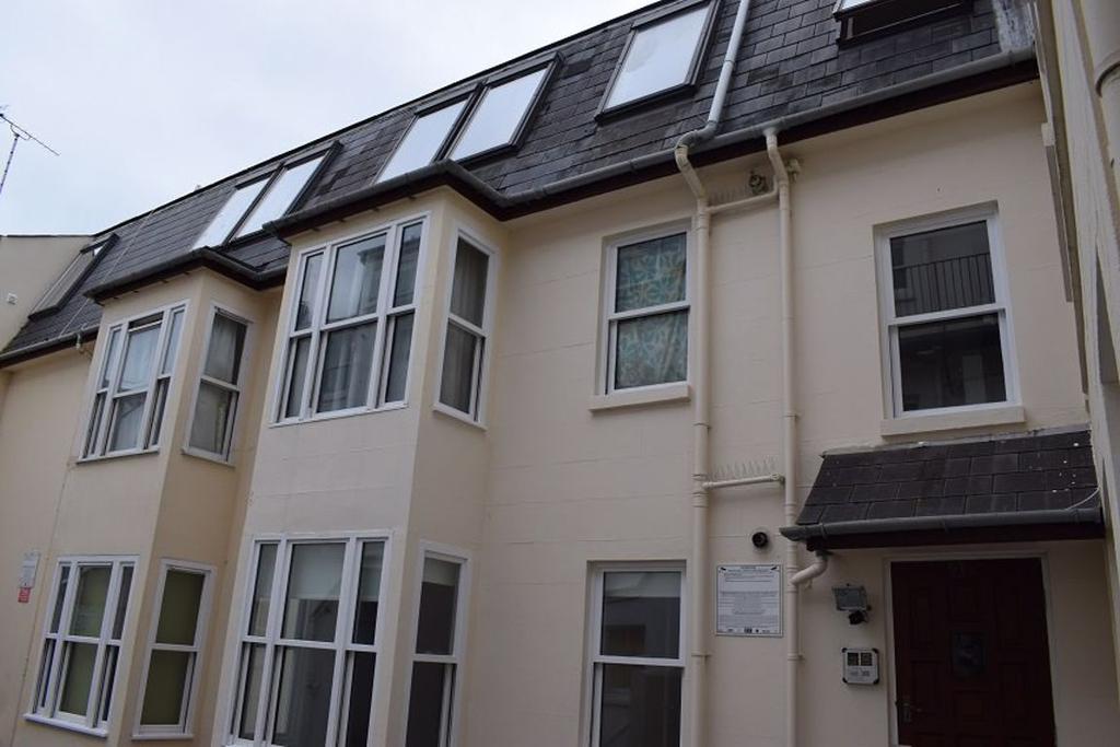 Farm Road, Hove BN3 1FB 1 bed flat £995 pcm (£230 pw)