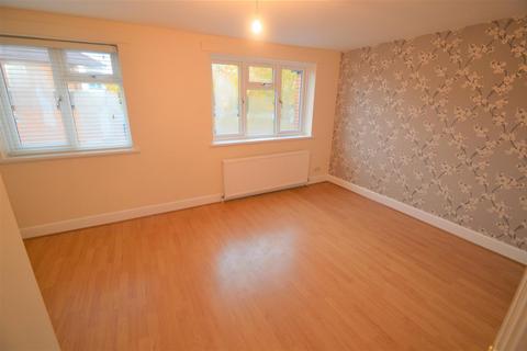 3 bedroom semi-detached house to rent, Blackthorne Drive, Chingford Hatch E4