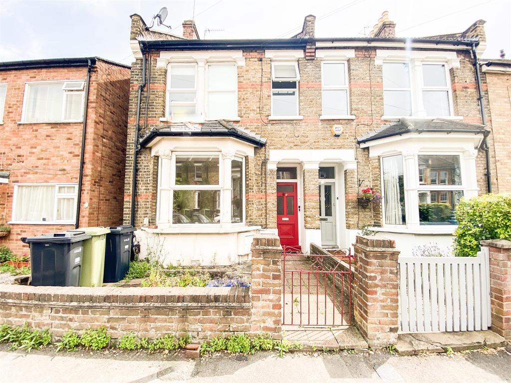 Woodville Road, South Woodford E18 1 bed flat £1,200 pcm (£277 pw)