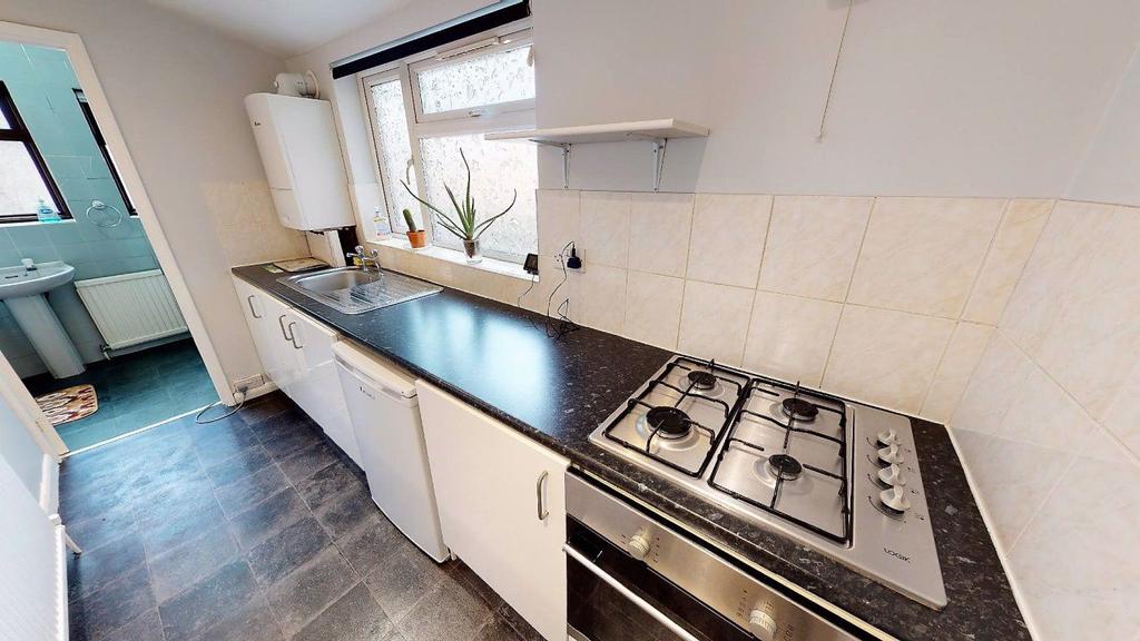 Horns Road, Newbury Park 1 bed flat £900 pcm (£208 pw)