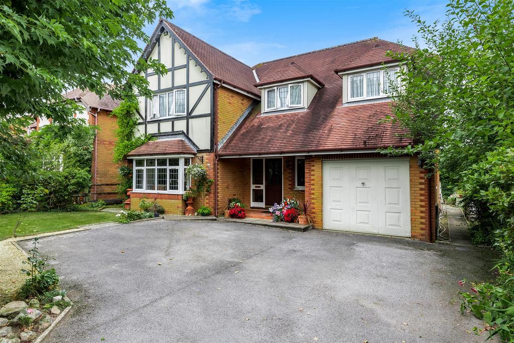 Trosserch Road, Llangennech, Llanelli 5 bed detached house £450,000