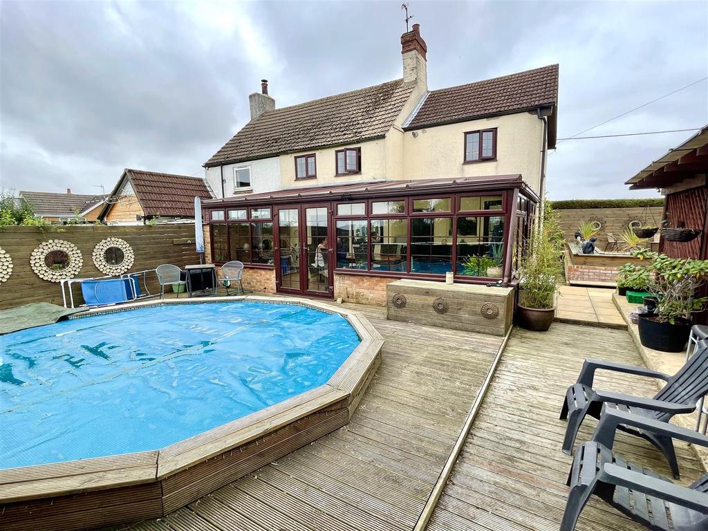 Roman Bank, Holbeach, Spalding 2 bed semidetached house £210,000