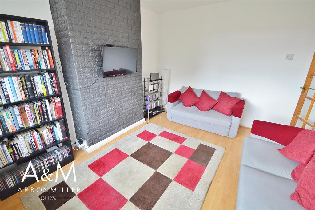 Dryden Close, Hainault 2 bed £285,000