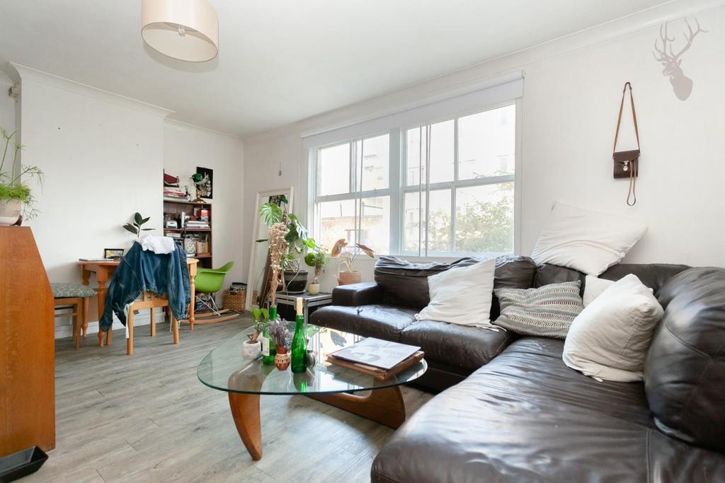 Roman Road, London 1 bed flat - £1,325 pcm (£306 pw)