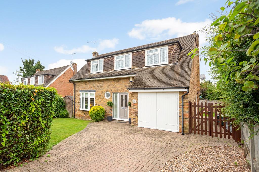 Woodland Avenue, Windsor, Berkshire, SL4 4 bed detached house £825,000