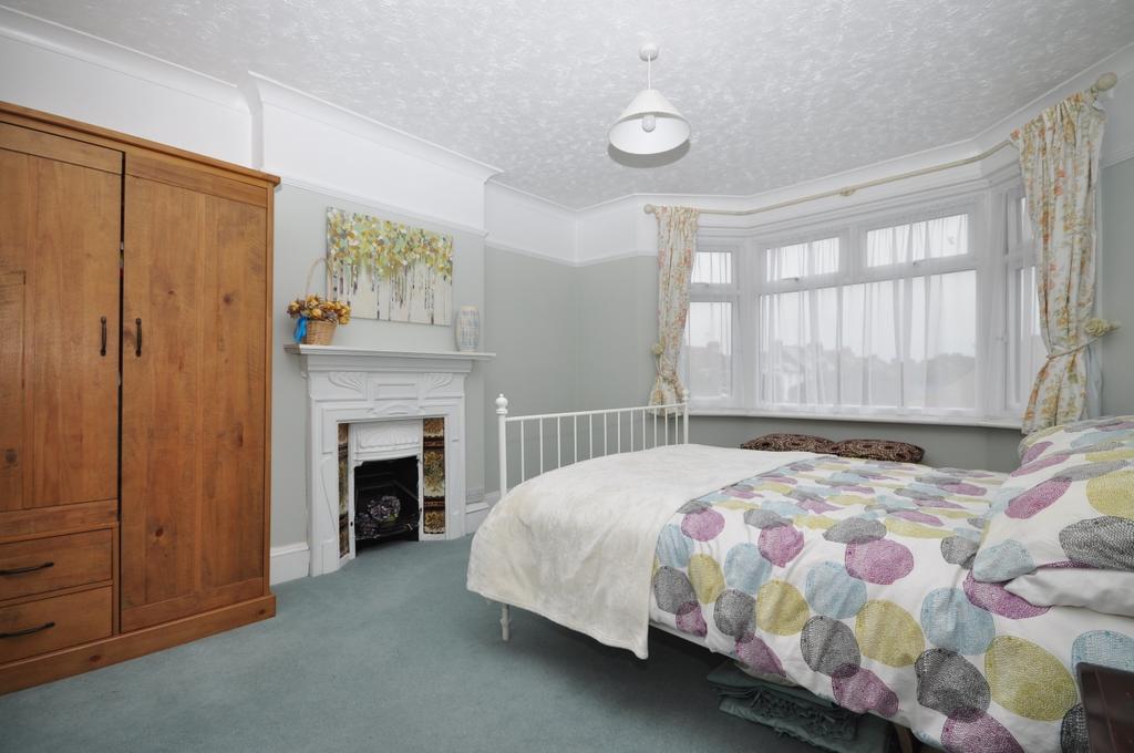 Grange Road Broadstairs CT10 3 bed detached house £1,400 pcm (£323 pw)