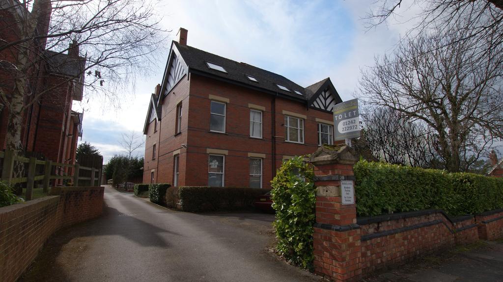 Eldorado Road, Cheltenham 2 bed apartment £725 pcm (£167 pw)