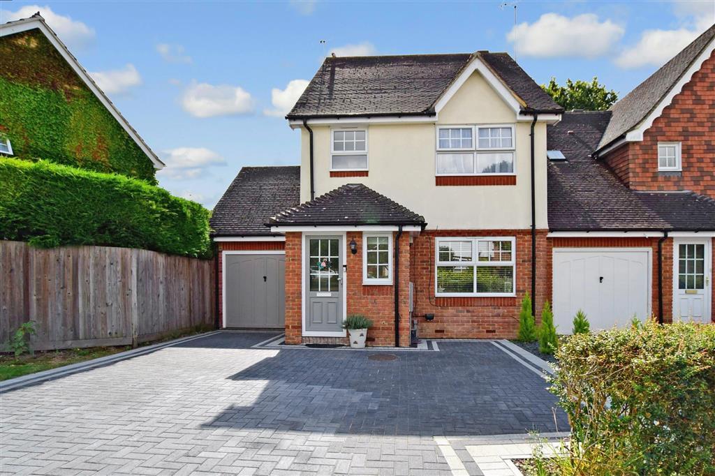 Warren Drive, Southwater, Horsham, West Sussex 3 bed link detached