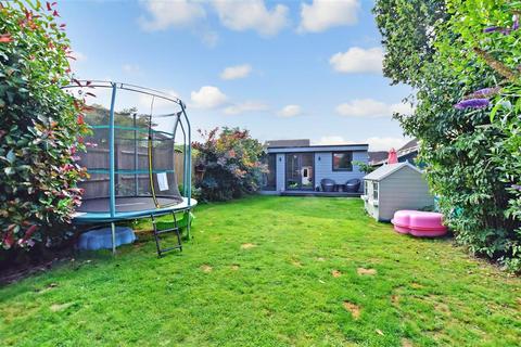 17 Warren Drive, Southwater, Horsham, RH13 9GL