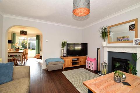 17 Warren Drive, Southwater, Horsham, RH13 9GL