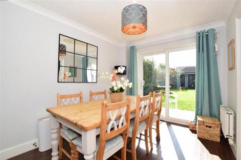 17 Warren Drive, Southwater, Horsham, RH13 9GL