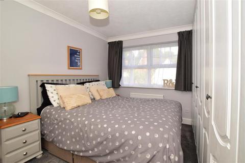 17 Warren Drive, Southwater, Horsham, RH13 9GL
