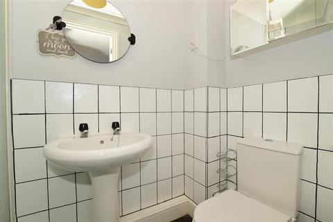17 Warren Drive, Southwater, Horsham, RH13 9GL