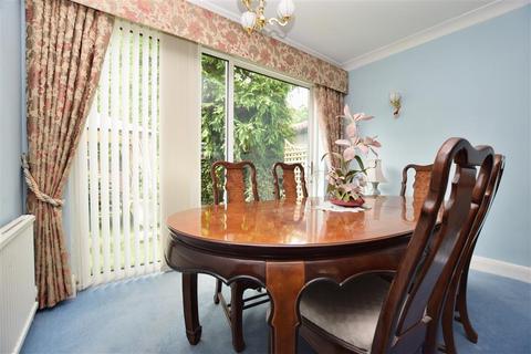 5 Upfield, Horley, RH6 7JY