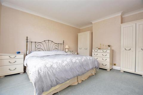 5 Upfield, Horley, RH6 7JY
