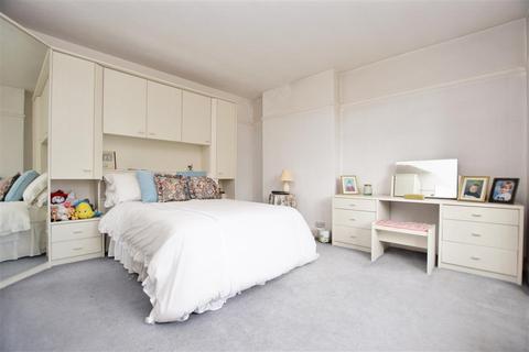 5 Upfield, Horley, RH6 7JY