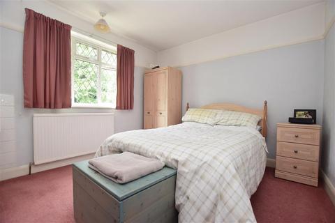 5 Upfield, Horley, RH6 7JY