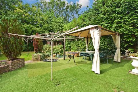 5 Upfield, Horley, RH6 7JY