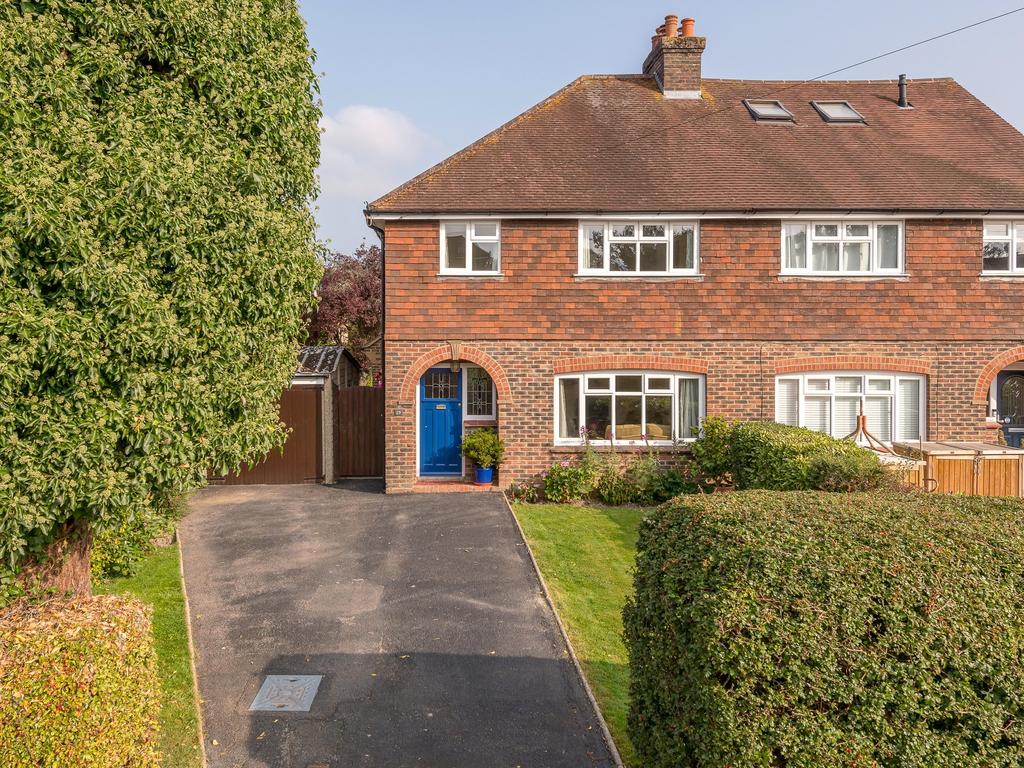 Avenue Gardens, Horley, RH6 3 bed semidetached house £495,000