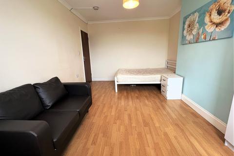 4 bedroom house share to rent - Yeading Avenue