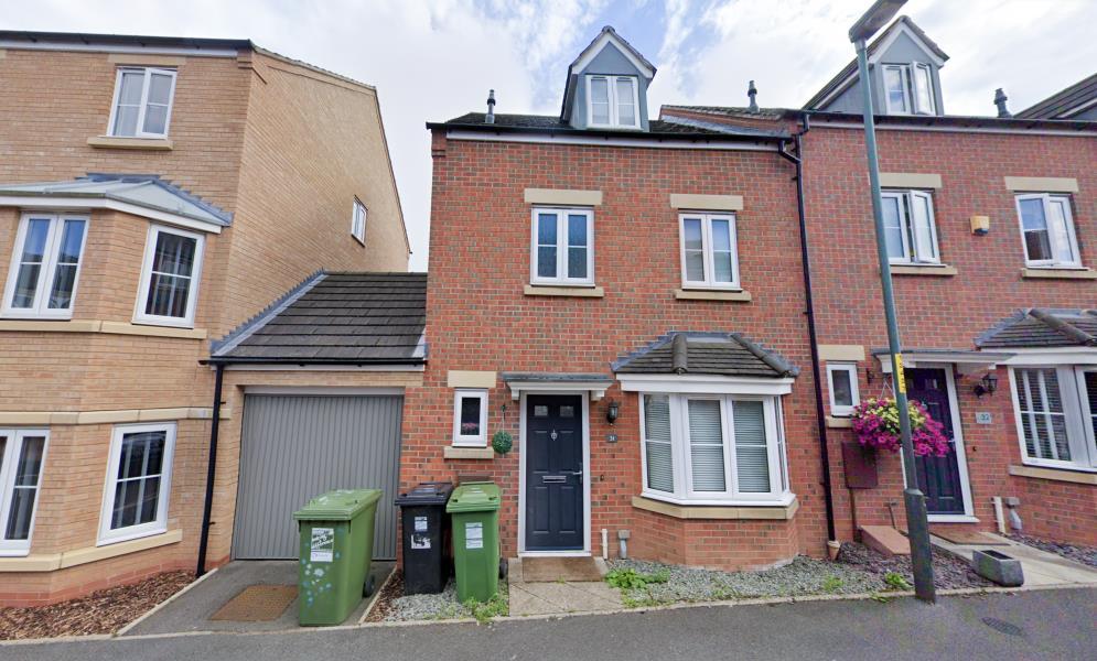Dixon Close, Enfield, Redditch 4 bed end of terrace house £995 pcm (£