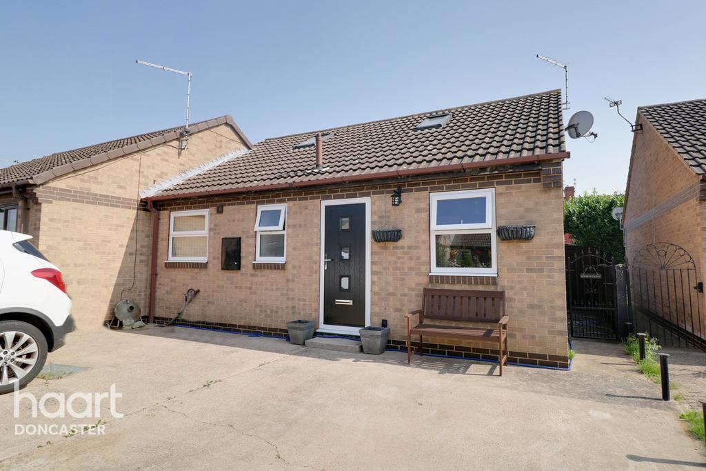 Waverley Court, Toll Bar, Doncaster 2 bed semidetached bungalow £125,000