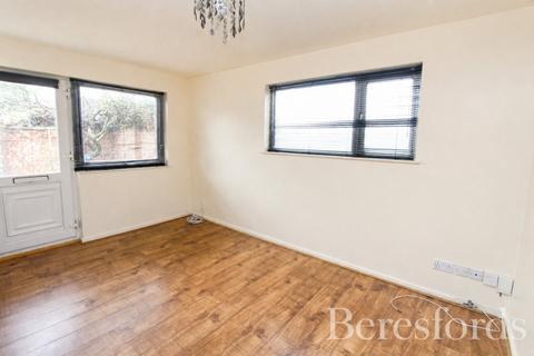 1 bedroom end of terrace house to rent, Stephens Close, RM3