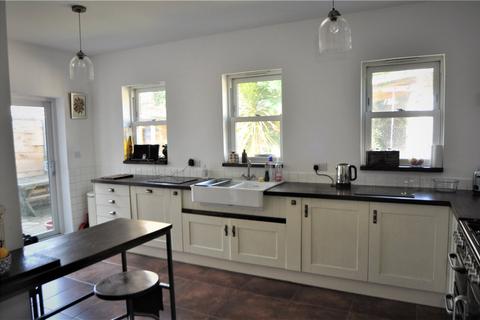 4 bedroom semi-detached house to rent, River Avenue, London, N13