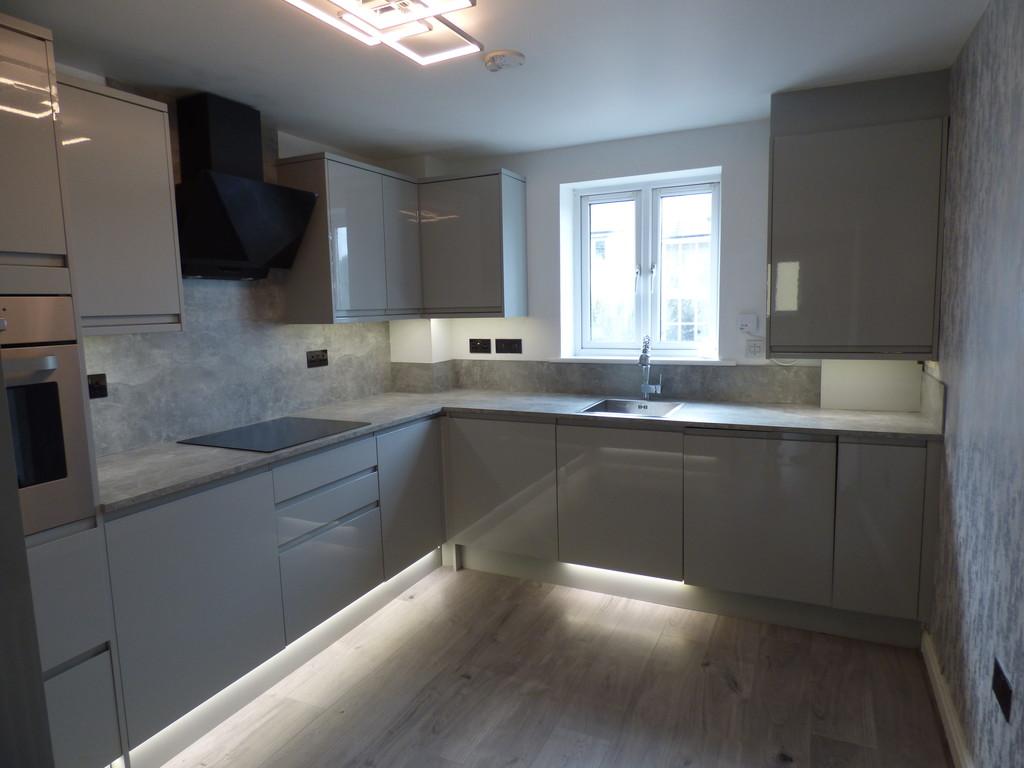 Frobisher Approach, Manadon 2 bed apartment £850 pcm (£196 pw)
