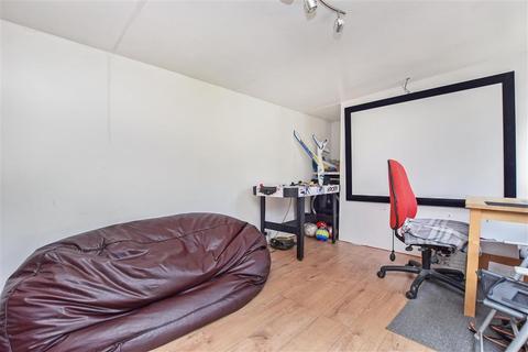 33a Kingsley Grove, Reigate, RH2 8DU
