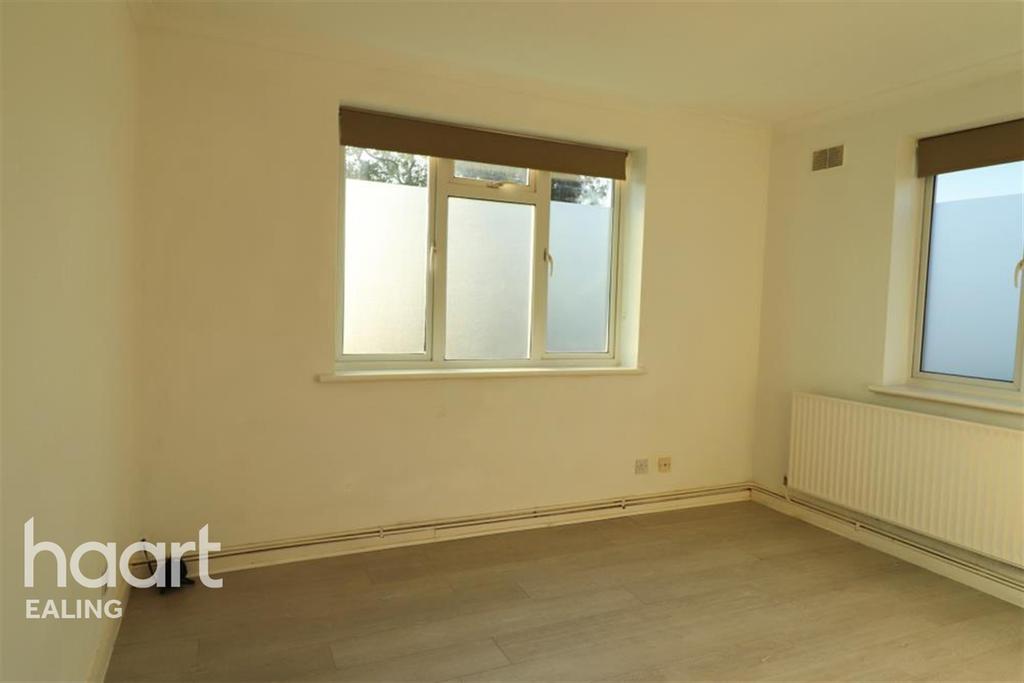 Cotswold Court, Hodder Drive, Perivale, Greenford, 1 bed flat £1,150 pcm (£265 pw)