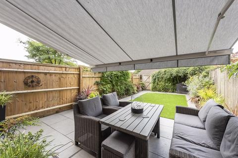 14 Highlands, Farnham Common, Slough, SL2 3JR