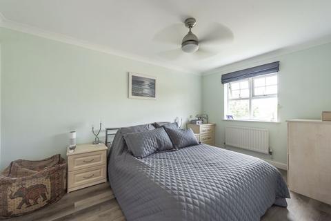 14 Highlands, Farnham Common, Slough, SL2 3JR