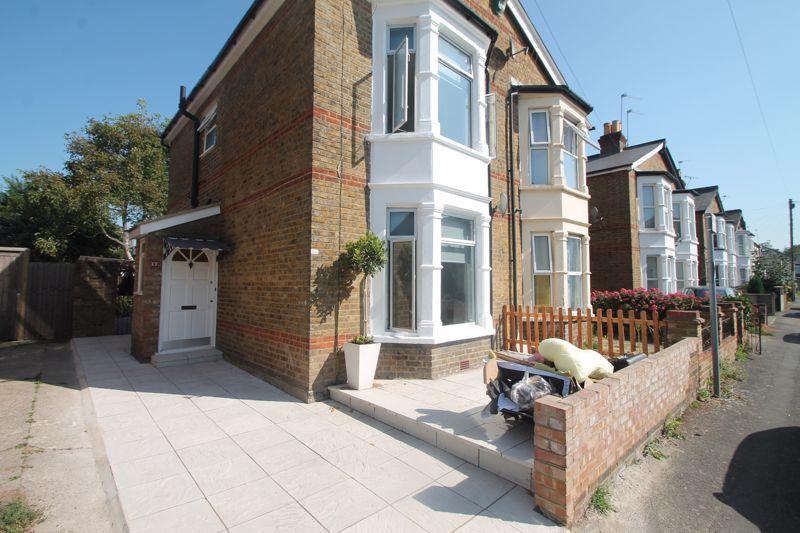 Tachbrook Road, Uxbridge, UB8 3 bed semidetached house £1,800 pcm (£