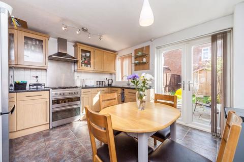 16 Englefield, Horsham, RH12 1UW