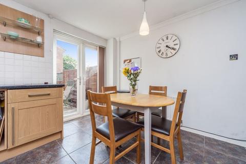 16 Englefield, Horsham, RH12 1UW
