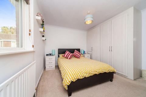 16 Englefield, Horsham, RH12 1UW