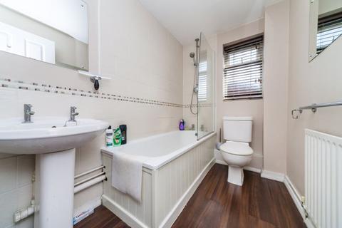 16 Englefield, Horsham, RH12 1UW