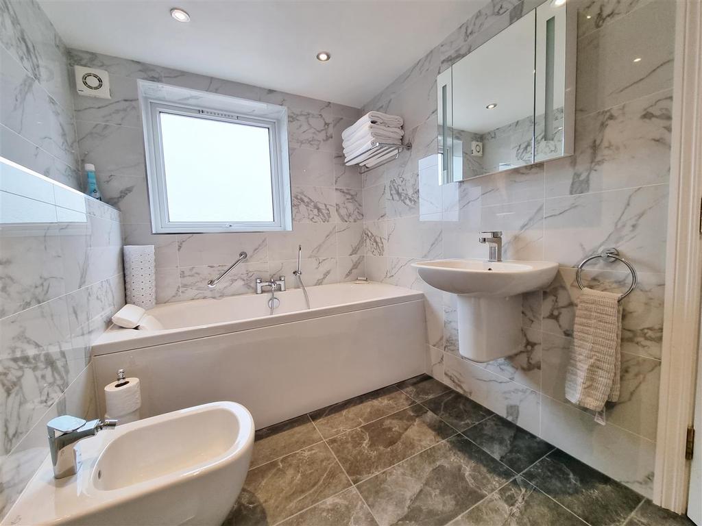 En suite shower room/wc