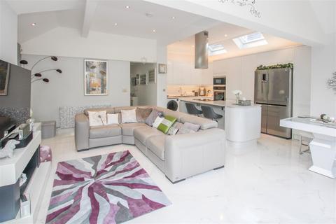 144 Burnway, Hornchurch, RM11 3SQ