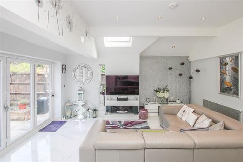144 Burnway, Hornchurch, RM11 3SQ