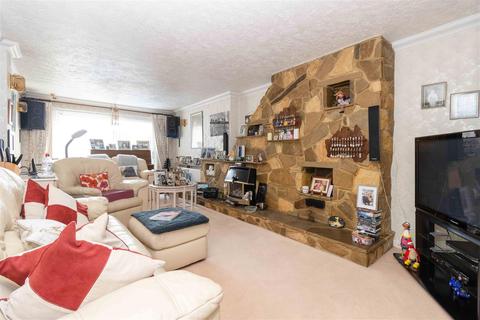 16 Wavertree Road, Goring By Sea, Worthing, BN12 6DE