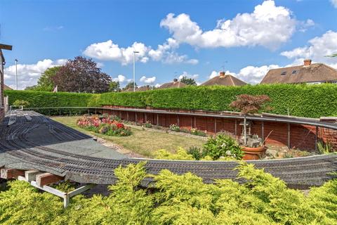 16 Wavertree Road, Goring By Sea, Worthing, BN12 6DE