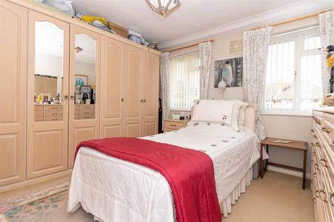 16 Wavertree Road, Goring By Sea, Worthing, BN12 6DE